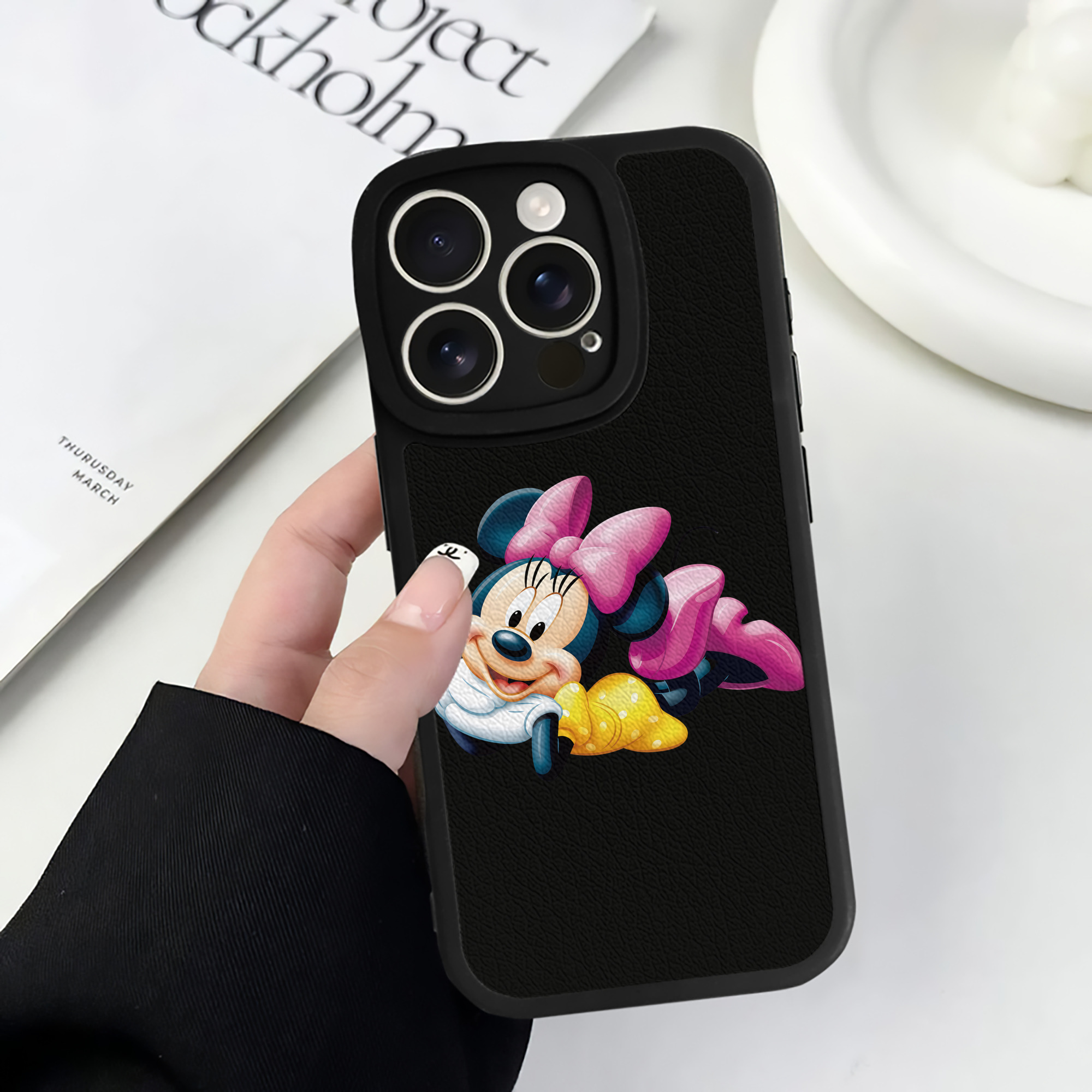 （画像用） ミッキーマウス Mickey Mouse 【iPhone 16シリーズ対応】シリコンスマホケース（レザー調） 材質：シリコン